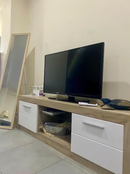 Cozy Apartment Near To The Airport Kouvarás Екстериор снимка